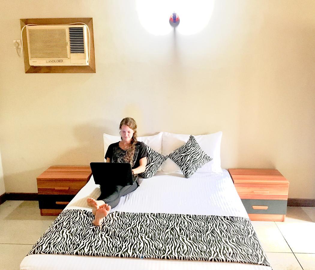 Trip "N" Chill Hostels Colombo Airport Katunayaka Esterno foto
