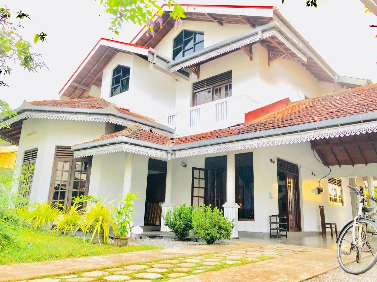Trip "N" Chill Hostels Colombo Airport Katunayaka Esterno foto