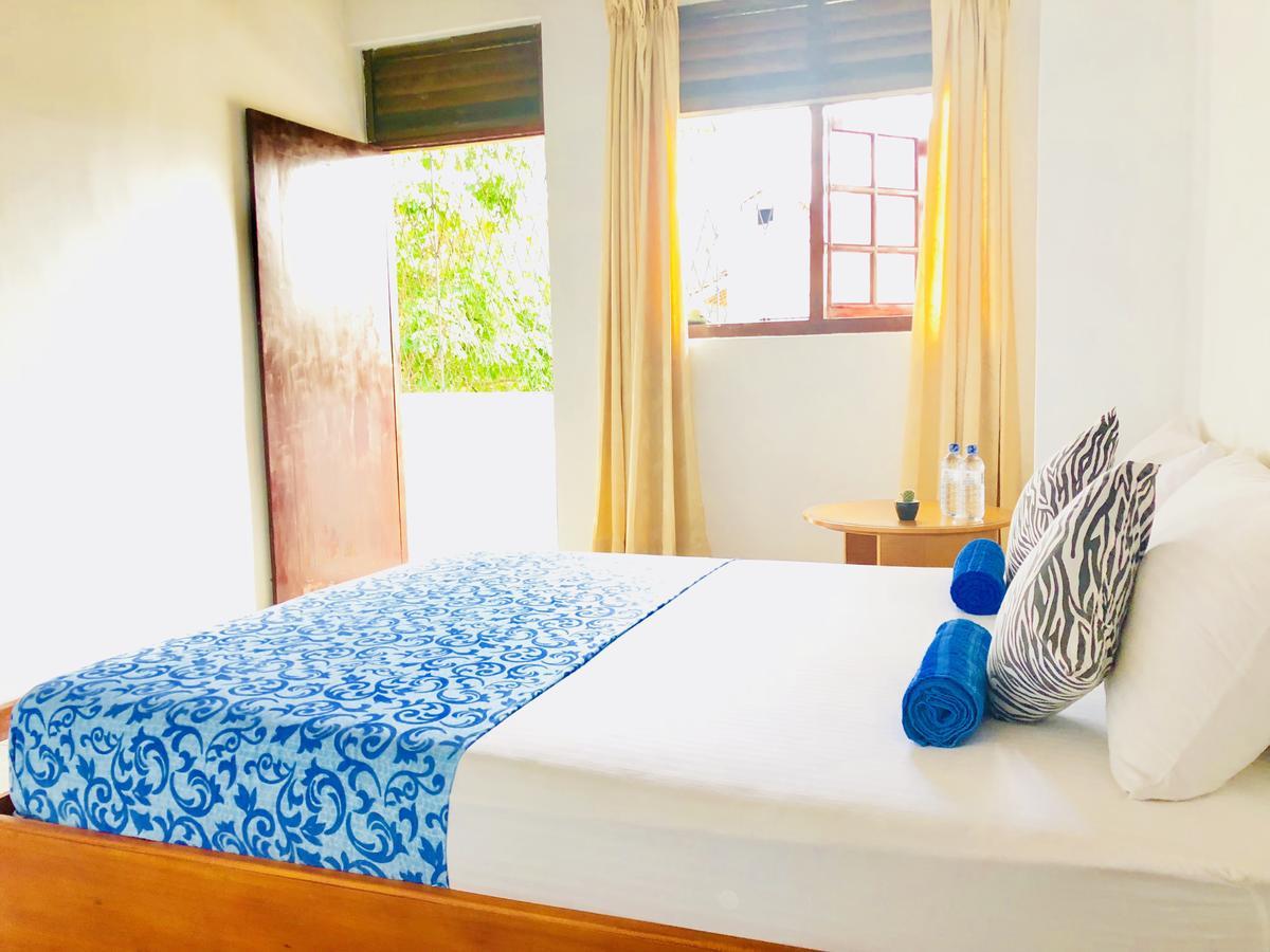 Trip "N" Chill Hostels Colombo Airport Katunayaka Esterno foto