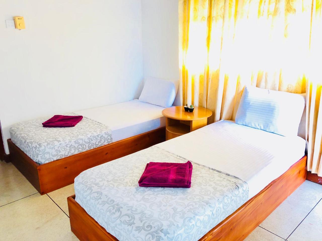 Trip "N" Chill Hostels Colombo Airport Katunayaka Esterno foto