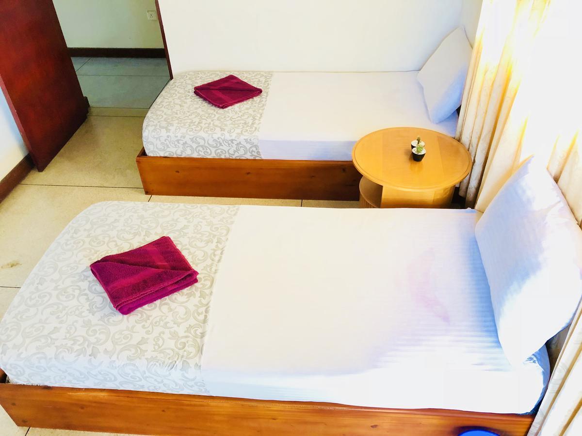 Trip "N" Chill Hostels Colombo Airport Katunayaka Esterno foto