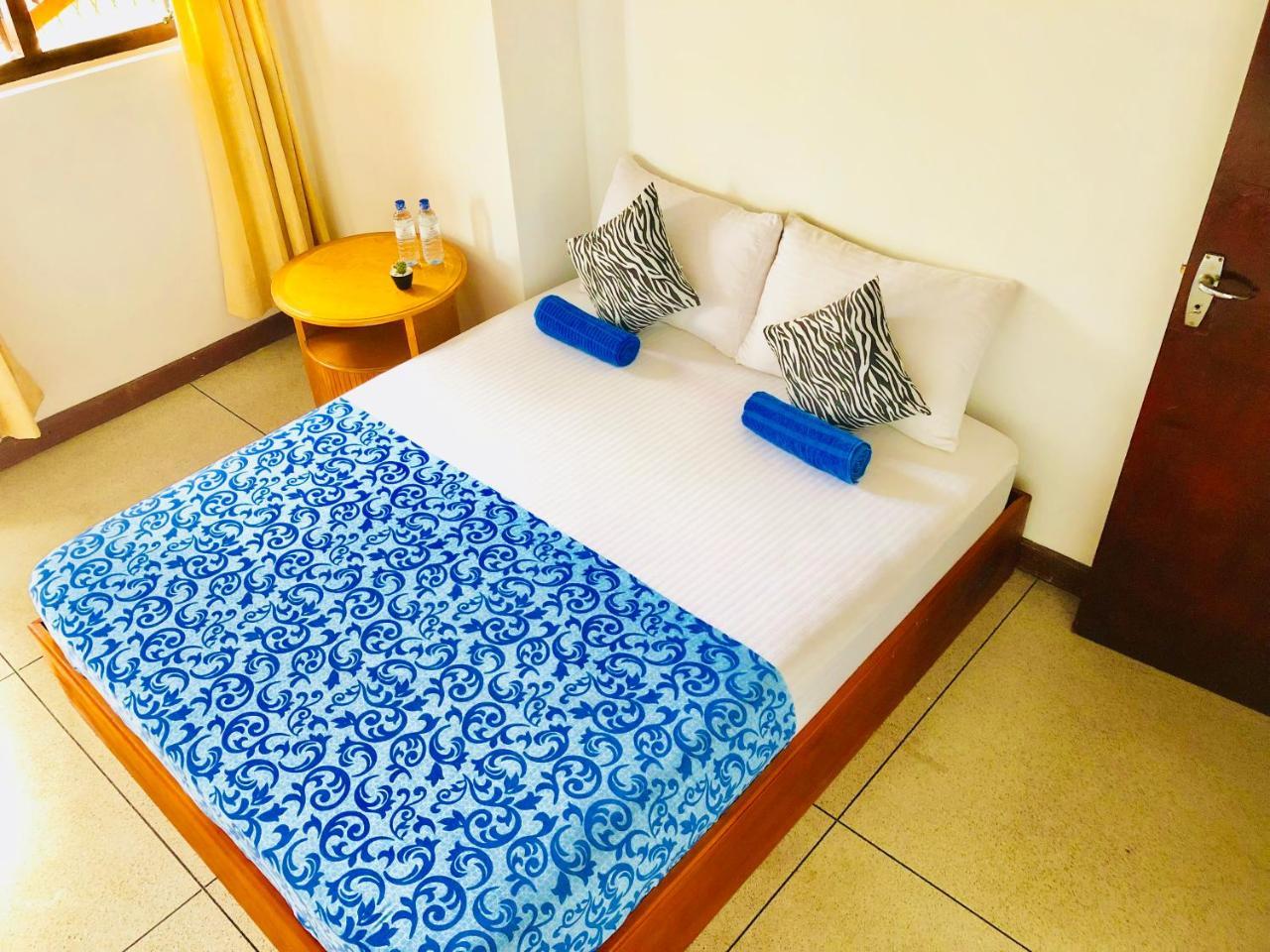 Trip "N" Chill Hostels Colombo Airport Katunayaka Esterno foto