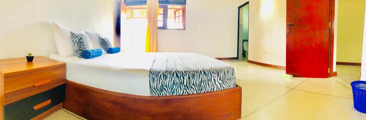 Trip "N" Chill Hostels Colombo Airport Katunayaka Esterno foto